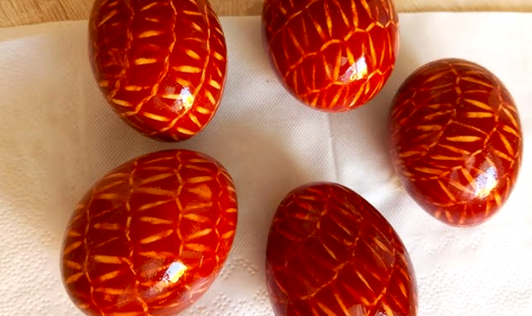 Як пофарбувати яйця на Великдень у домашніх умовах: натуральний спосіб із візерунком