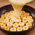 Банановий пиріг на сковороді без духовки – здивував усіх гостей! Легкий, ароматний і дуже смачний!