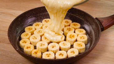 Банановий пиріг на сковороді без духовки – здивував усіх гостей! Легкий, ароматний і дуже смачний!