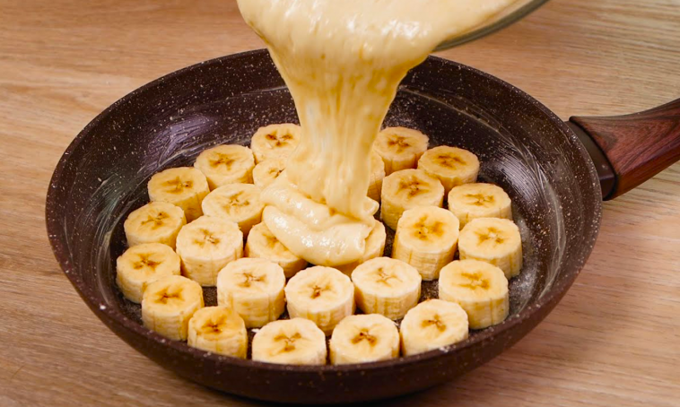 Банановий пиріг на сковороді без духовки – здивував усіх гостей! Легкий, ароматний і дуже смачний!