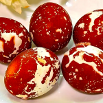 Натуральні “космічні” яйця до Великодня 2025: фарбуємо в лушпинні без хімії!
