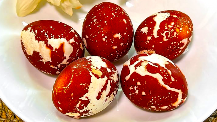 Натуральні “космічні” яйця до Великодня 2025: фарбуємо в лушпинні без хімії!