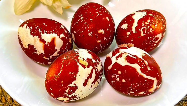 Натуральні “космічні” яйця до Великодня 2025: фарбуємо в лушпинні без хімії!