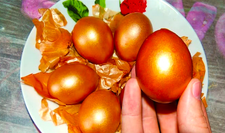 «Золоті» яйця без зайвих зусиль: простий спосіб фарбування в цибулинні з wow-ефектом