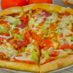 Миттєва піца на кефірному тісті без дріжджів — пишна, ароматна і готова за 5 хвилин!