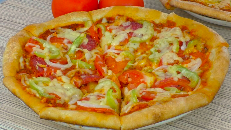 Миттєва піца на кефірному тісті без дріжджів — пишна, ароматна і готова за 5 хвилин!