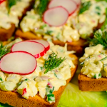 Не встигала доносити до столу! Проста, але шалено смачна намазка на Великдень