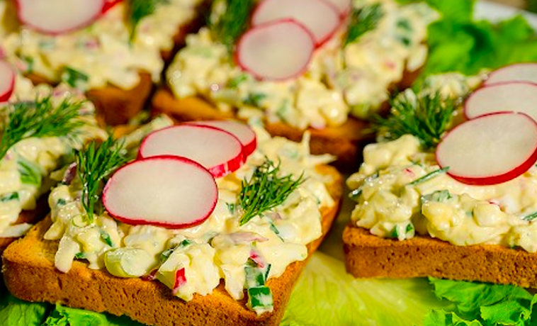 Не встигала доносити до столу! Проста, але шалено смачна намазка на Великдень