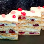 Торт «Наполеон» з вишнями та заварним кремом — ніжність, що тане в роті