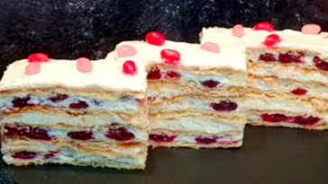 Торт «Наполеон» з вишнями та заварним кремом — ніжність, що тане в роті