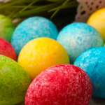 Фарбування яєць по-новому: всього 30 секунд і рис — і результат вражає!