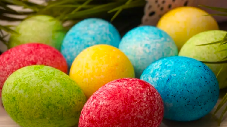 Фарбування яєць по-новому: всього 30 секунд і рис — і результат вражає!