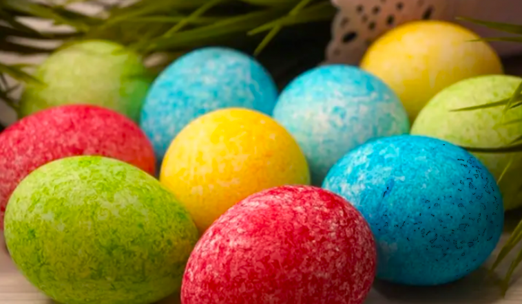 Фарбування яєць по-новому: всього 30 секунд і рис — і результат вражає!
