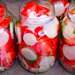 Солодкі мариновані помідори з цибулею: смак, що закохує з першої ложки!