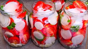 Солодкі мариновані помідори з цибулею: смак, що закохує з першої ложки!