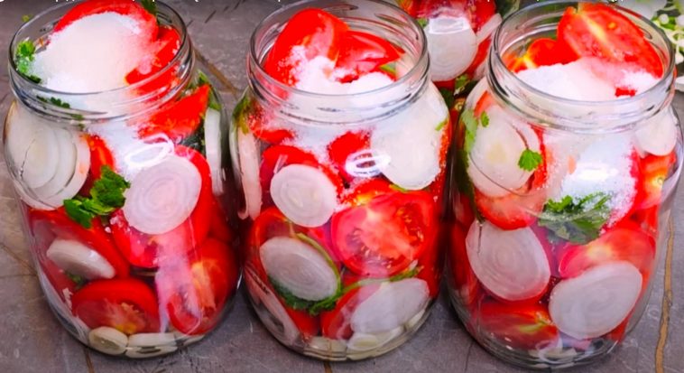 Солодкі мариновані помідори з цибулею: смак, що закохує з першої ложки!