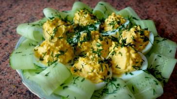 Коронна закуска на стіл: фаршировані яйця з сирною ніжністю