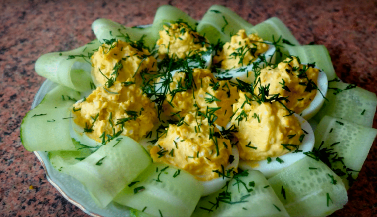 Коронна закуска на стіл: фаршировані яйця з сирною ніжністю