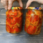 Пікантний томатний салат із часником на зиму — соковито, ароматно і дуже смачно!