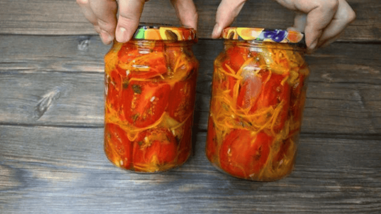 Пікантний томатний салат із часником на зиму — соковито, ароматно і дуже смачно!