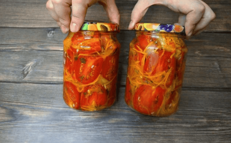 Пікантний томатний салат із часником на зиму — соковито, ароматно і дуже смачно!