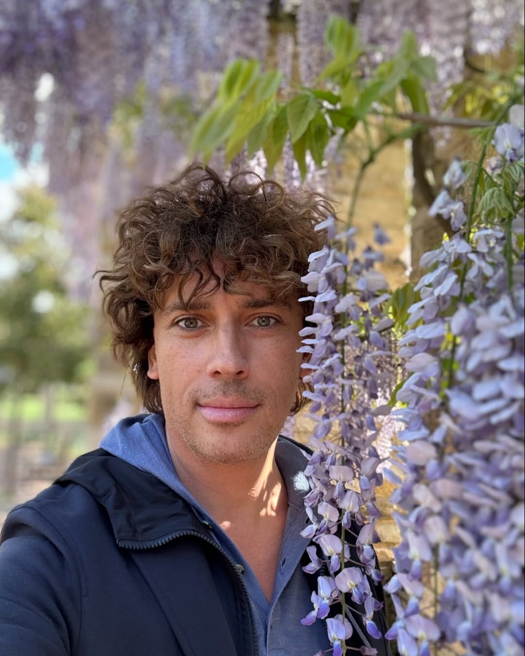 «Ну, яка ж краса!» — 48-річний Максим Галкін захопив новим фото серед квітучої гліцинії