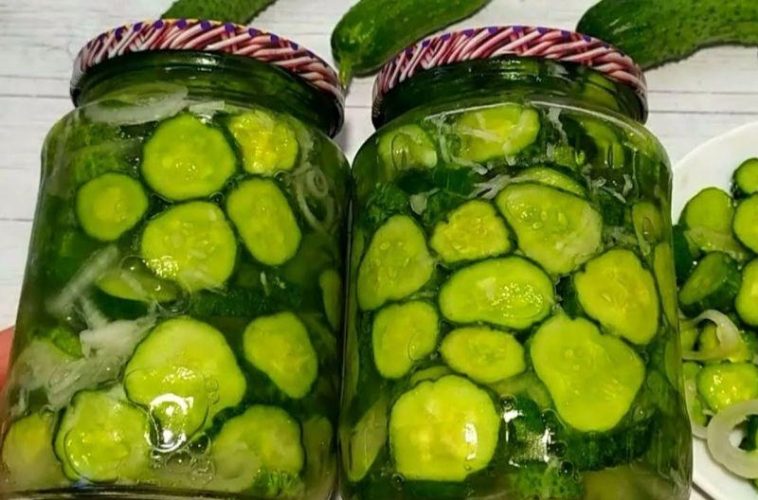Як зробити огірки у банках яскраво-зеленими та хрусткими: перевірений прийом перед консервацією