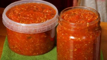 Домашня аджика з томатів та перцю – смачна, ароматна, пікантна!