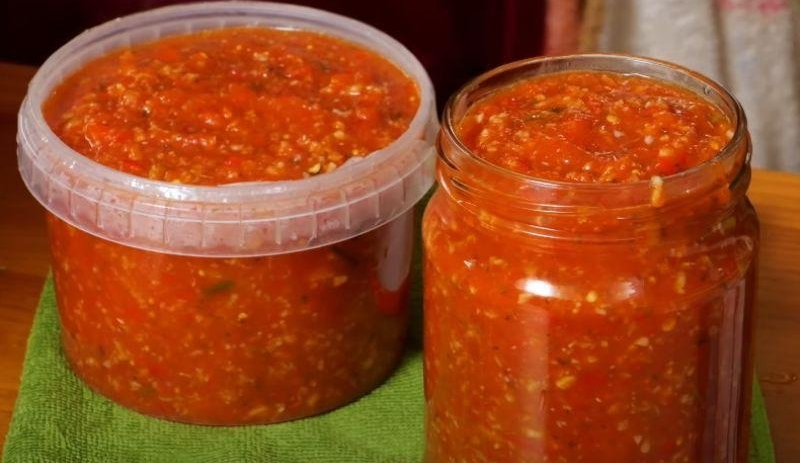 Домашня аджика з томатів та перцю – смачна, ароматна, пікантна!