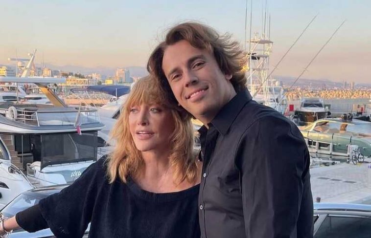 «Ну, яка ж краса!» — 48-річний Максим Галкін захопив новим фото серед квітучої гліцинії