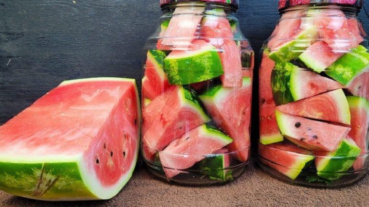 Як законсервувати свіжий кавун на зиму у банках — смачно, просто і надійно!