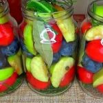 Мариноване асорті зі слив, яблук і помідорів — незвична, але смачна заготовка!