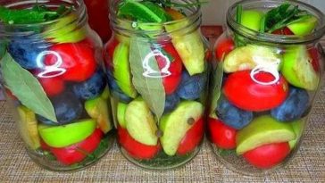 Мариноване асорті зі слив, яблук і помідорів — незвична, але смачна заготовка!