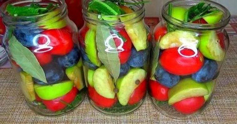 Мариноване асорті зі слив, яблук і помідорів — незвична, але смачна заготовка!