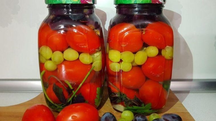 Мариновані помідори з виноградом на зиму – справжній смаковий сюрприз!