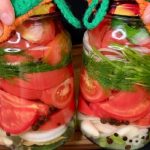 Мариновані помідори дольками з цибулею та зеленню — ароматна закуска на зиму