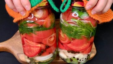 Мариновані помідори дольками з цибулею та зеленню — ароматна закуска на зиму