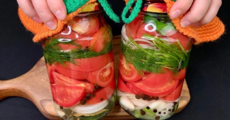 Мариновані помідори дольками з цибулею та зеленню — ароматна закуска на зиму