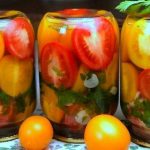 Мариновані помідори з часником і зеленню — барвиста консервація на зиму