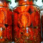 Мариновані помідори половинками на зиму – смачно, яскраво і без зайвих спецій