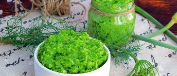 Паста з часникових стрілок — ароматна літня приправа всього з трьох інгредієнтів