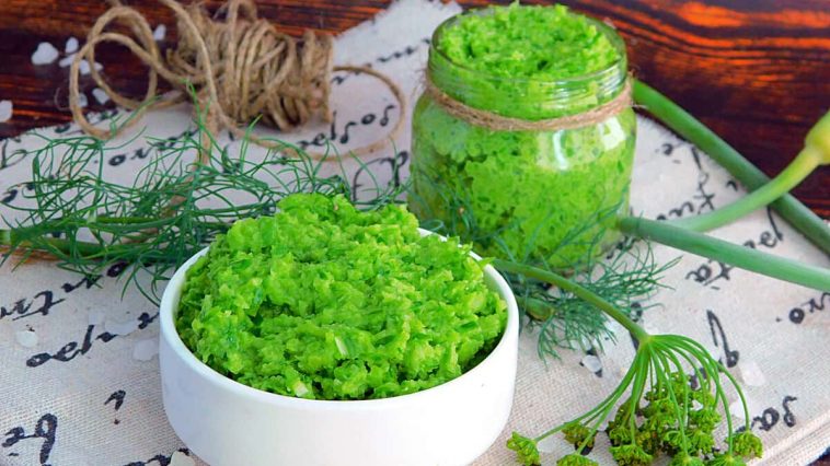 Паста з часникових стрілок — ароматна літня приправа всього з трьох інгредієнтів