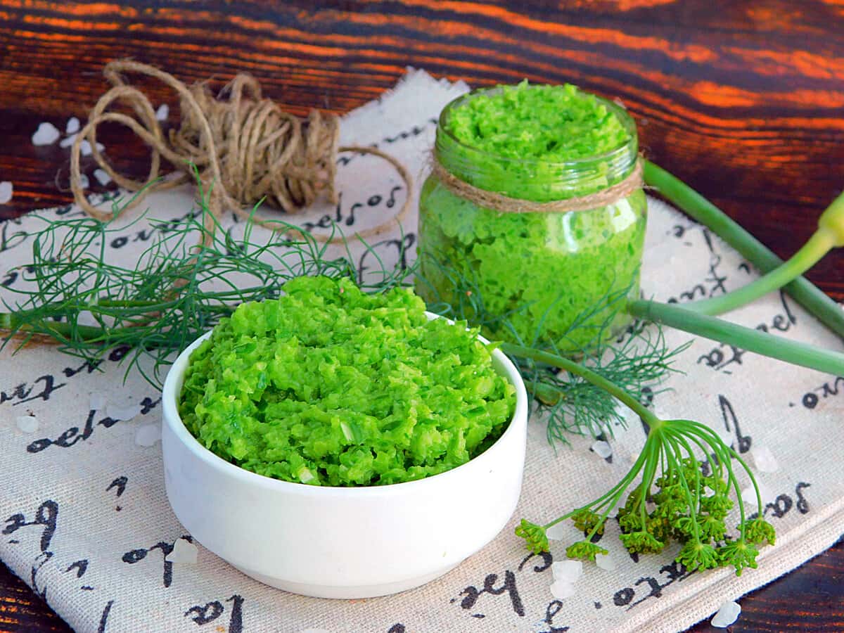 Паста з часникових стрілок — ароматна літня приправа всього з трьох інгредієнтів