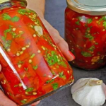 Ароматний салат із запеченого перцю з часником і зеленню – смакота на зиму!