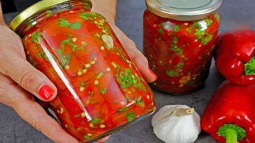 Ароматний салат із запеченого перцю з часником і зеленню – смакота на зиму!