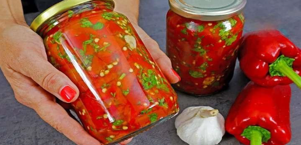 Ароматний салат із запеченого перцю з часником і зеленню – смакота на зиму!