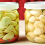 Ароматний маринований часник на зиму — готую за цим рецептом роками!