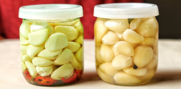 Ароматний маринований часник на зиму — готую за цим рецептом роками!