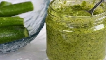 Ароматний соус із огірків — ідеальний до м’яса, овочів, салатів і навіть до хліба! Збережіть собі рецепт