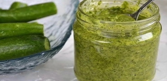 Ароматний соус із огірків — ідеальний до м’яса, овочів, салатів і навіть до хліба! Збережіть собі рецепт